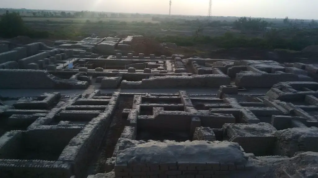 15 Ancient Ruins That Seem to Defy Science