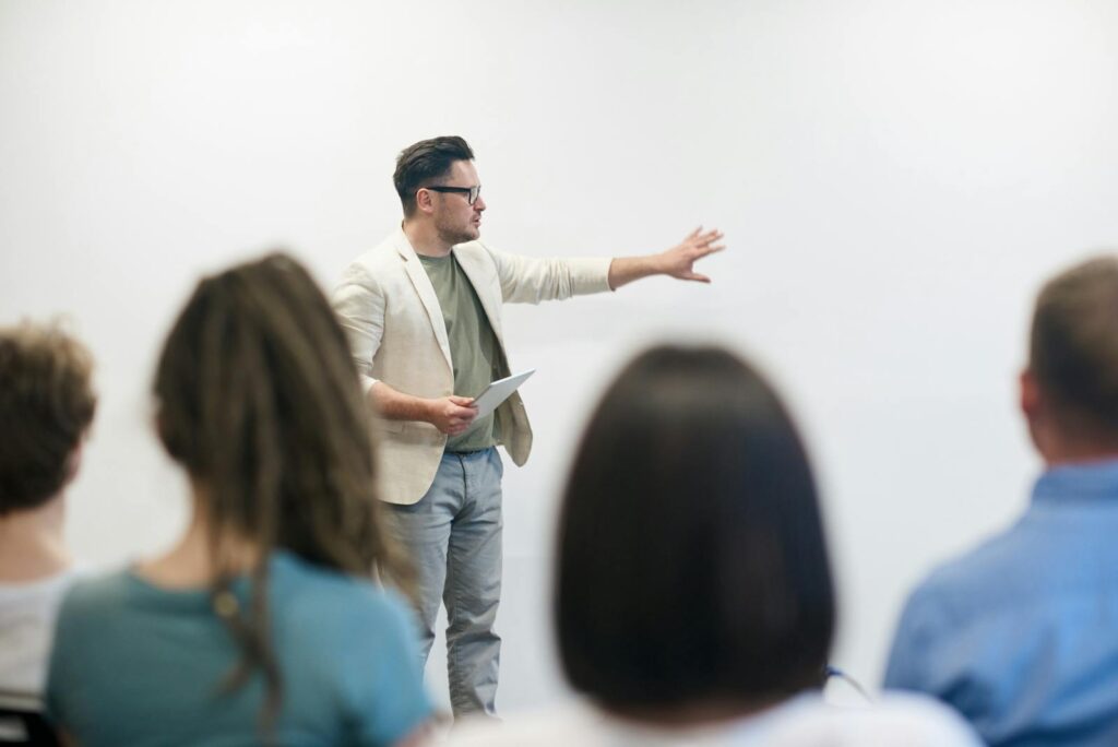 Study Finds Why Some People Are Naturally Charismatic While Others Aren’t (You Can Learn It)