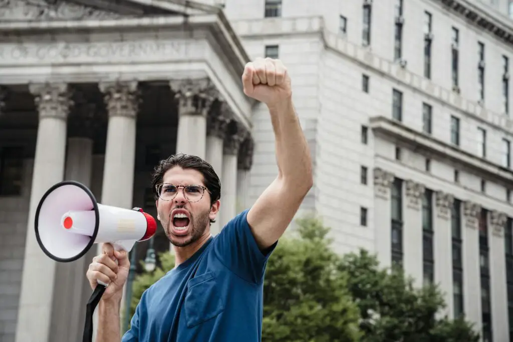 Study Finds Why Some People Are Naturally Charismatic While Others Aren’t (You Can Learn It)