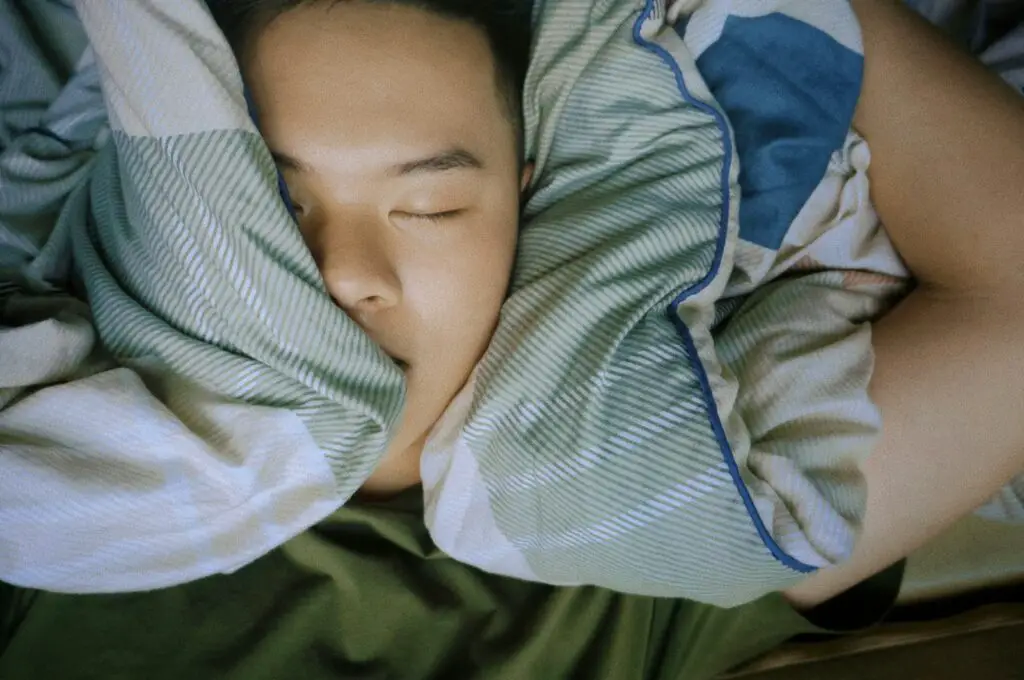 The Sleep Position That Prevents Alzheimer’s (According to Brain Scans)