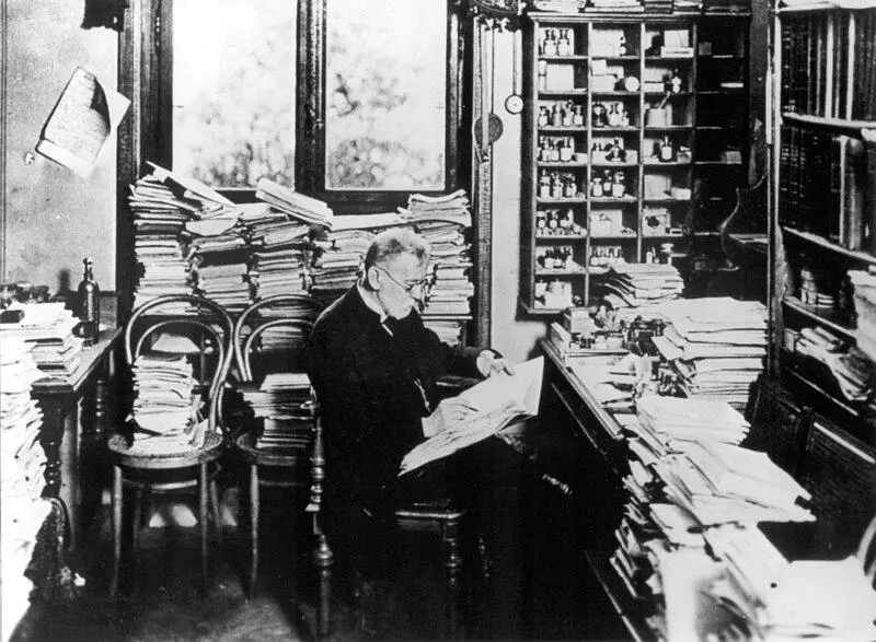 15 Mad Scientists Who Used Their Own Bodies in Their Research