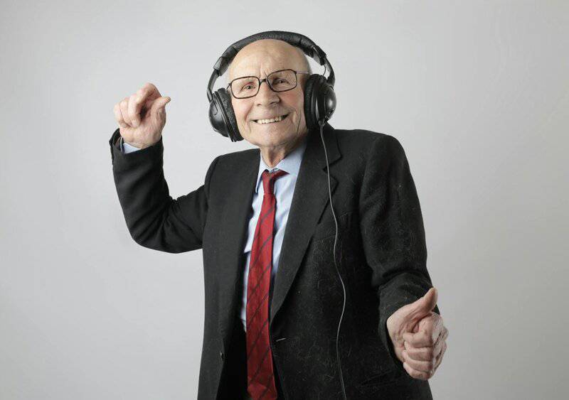 15 Signs You’re Aging Well, According To Geriatricians and 5 Expert Tips for Keeping Your Glow