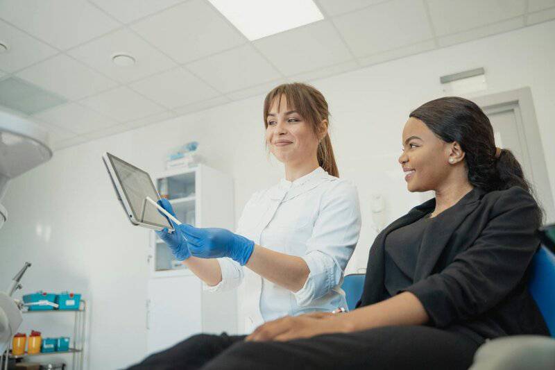 15 Signs You’re Aging Well, According To Geriatricians and 5 Expert Tips for Keeping Your Glow