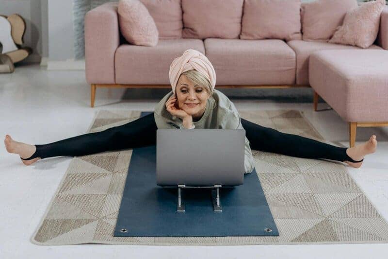 15 Signs You’re Aging Well, According To Geriatricians and 5 Expert Tips for Keeping Your Glow