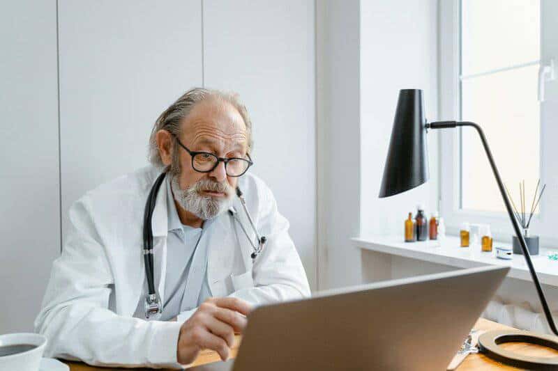 I’m a Geriatrician—These 12 Symptoms Are Never ‘Just Old Age’