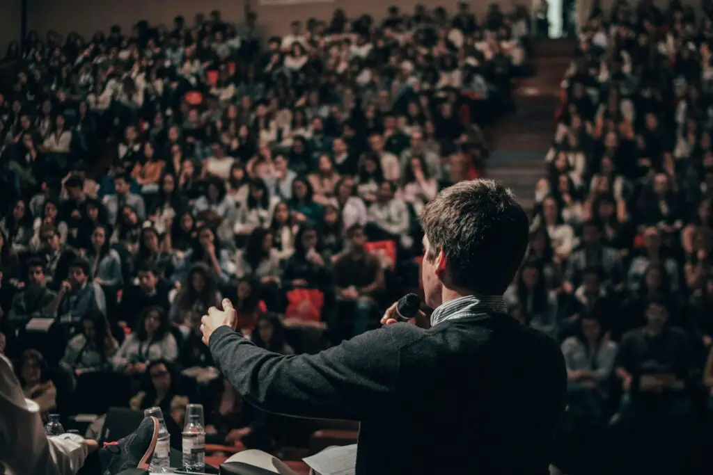 Study Finds Why Some People Are Naturally Charismatic While Others Aren’t (You Can Learn It)