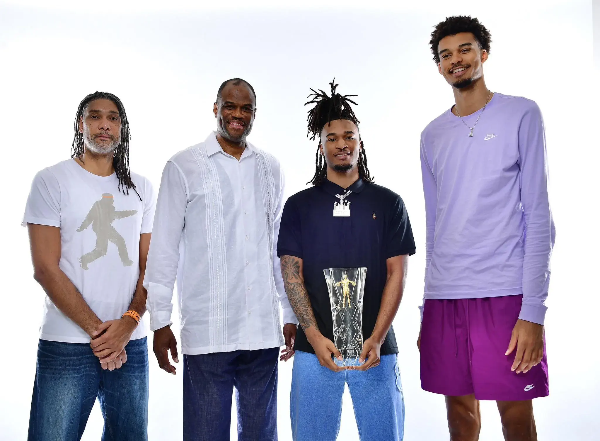 16 Mammoth Oddities You Need to See Now! đđŸ 29 Absolute Units of a Basketball player. Tim Duncan on the far left is 6ft11
