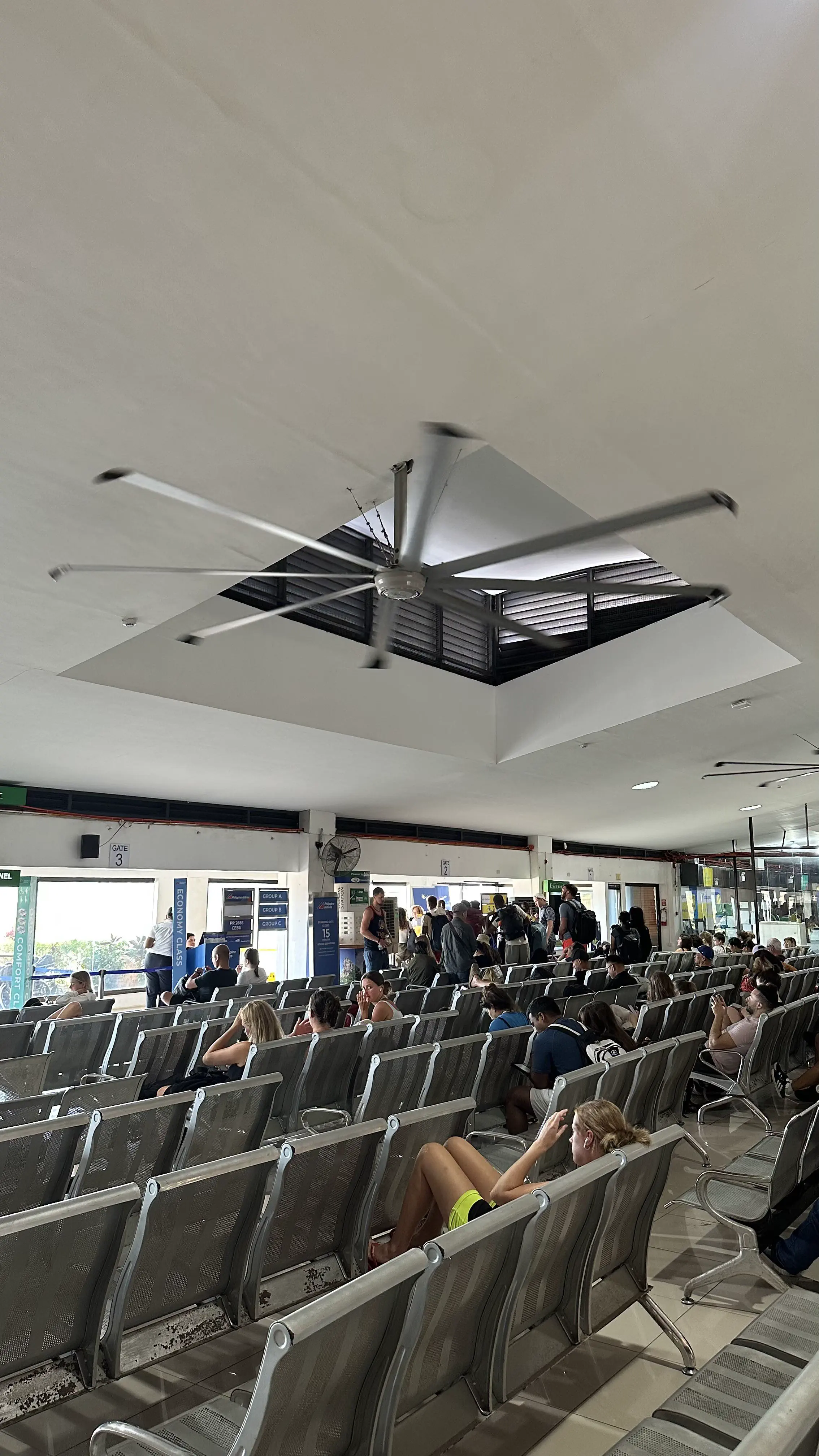 17 Unbelievably Massive Oddities You Must See! đđ 22 Absolute Units of a ceiling fan