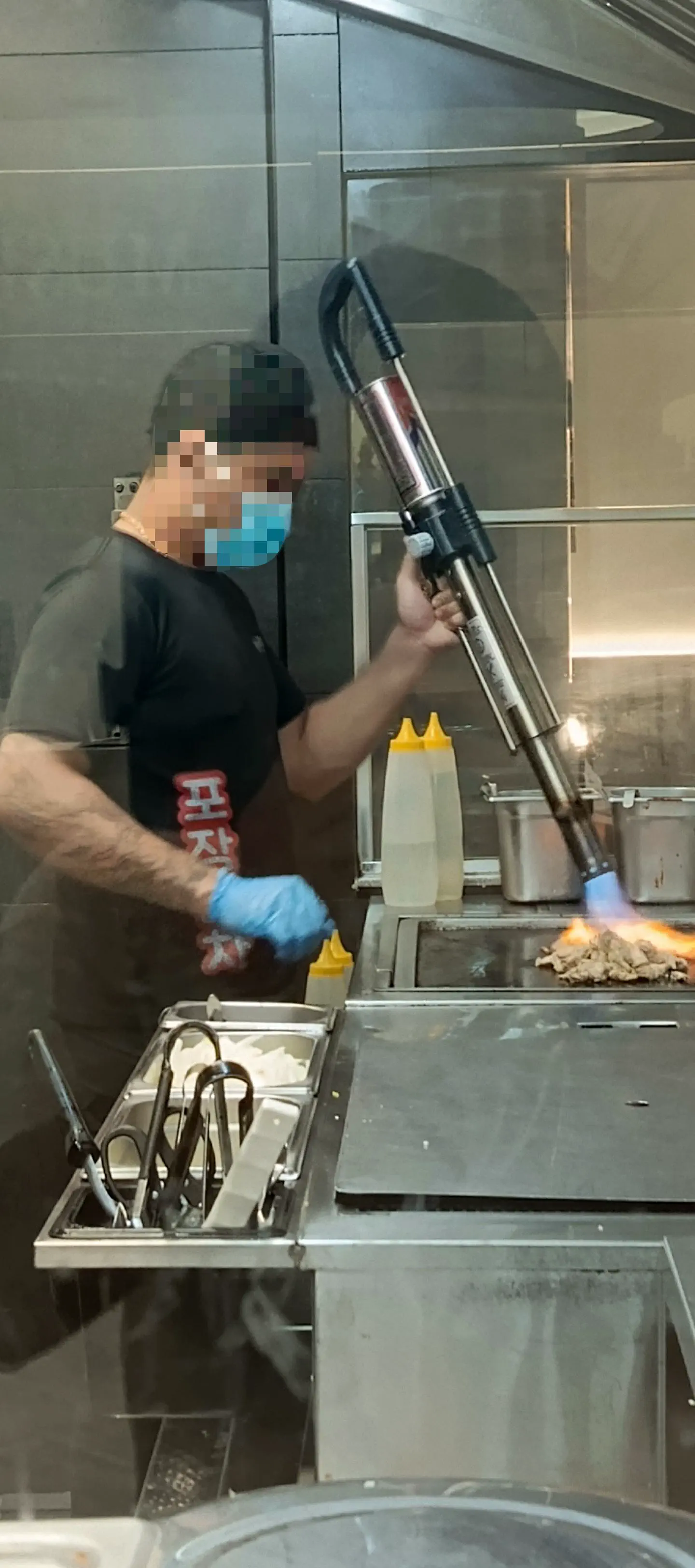 16 Unbelievable Behemoths You Need to See Right Now! đđ„ 32 Absolute Units of a cooking blowtorch I saw at a Korean bulgogi restaurant. They used it to search their meats.