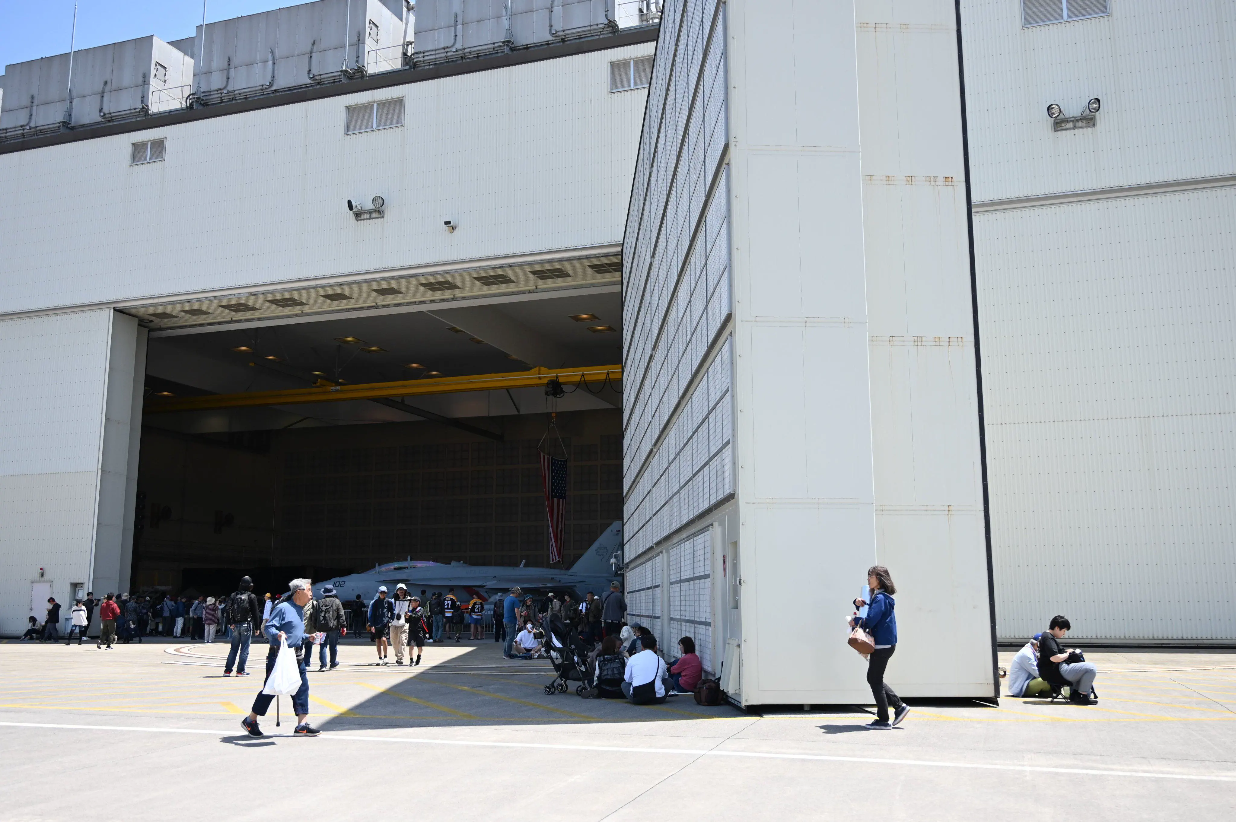 18 Mind-Blowing Absolute Units You Must See! đđ 36 Absolute Units of a door at hangar 5300 in MCAS Iwakuni, Japan.
