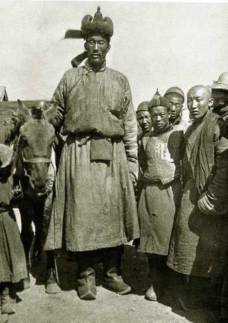 17 Wild Oddities That Redefine 'Massive'! đ 26 Absolute Units of a man, ĐÌĐœĐŽĐ”Ń ĐĐŸĐœĐłĐŸŃ (Tall gongor) was 7 feet tall