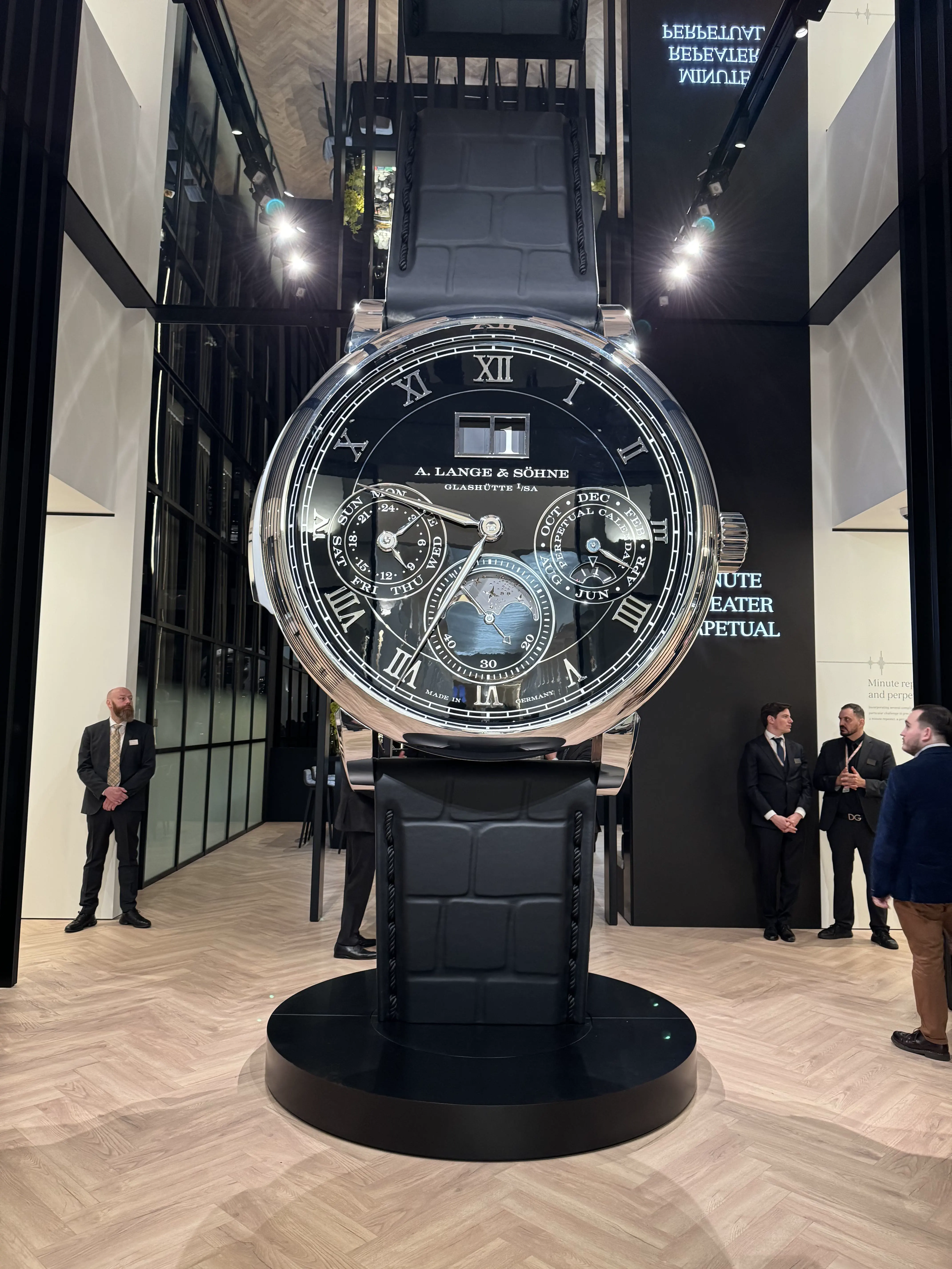 20 Unbelievable Massive Marvels That Will Stun You! đ 25 Absolute Units of a mechanical handwatch