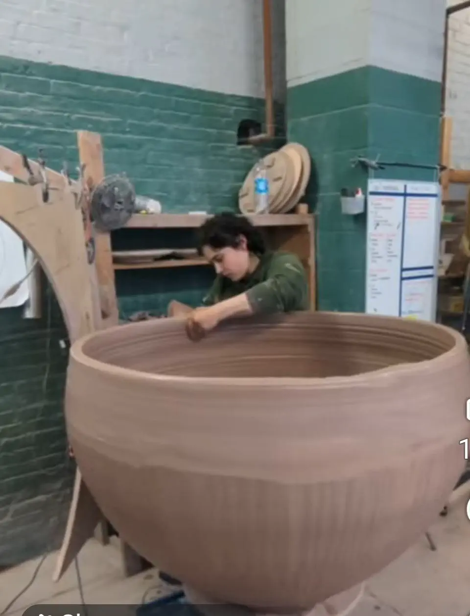 20 Enormous Oddities That Will Astound You! đŠđ 38 Absolute Units of a pottery bowl