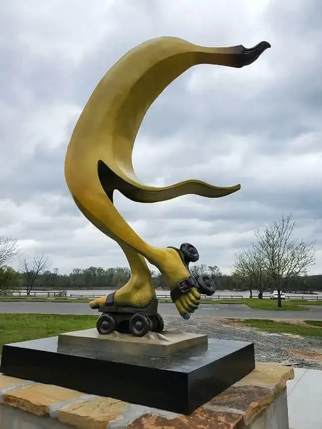 20 Enormous Oddities That Will Astound You! đŠđ 27 Absolute Units of a skating banana (skating banana for scale)