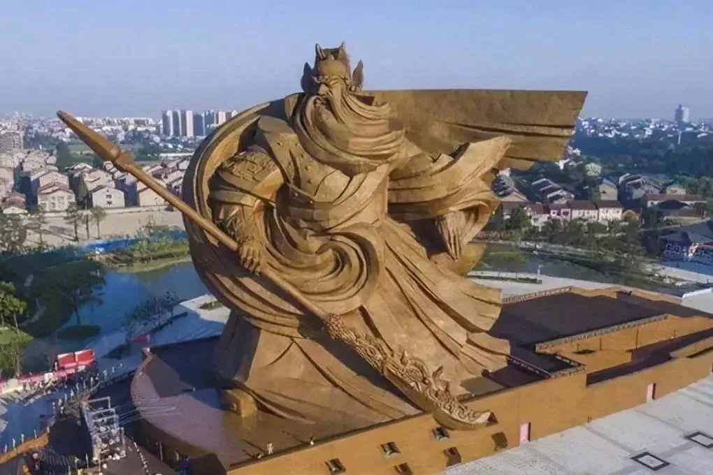 22 Massive Beasts That Will Leave You Stunned! đđ„ 27 Absolute Units of a statue of Chinese military general Guan Yu