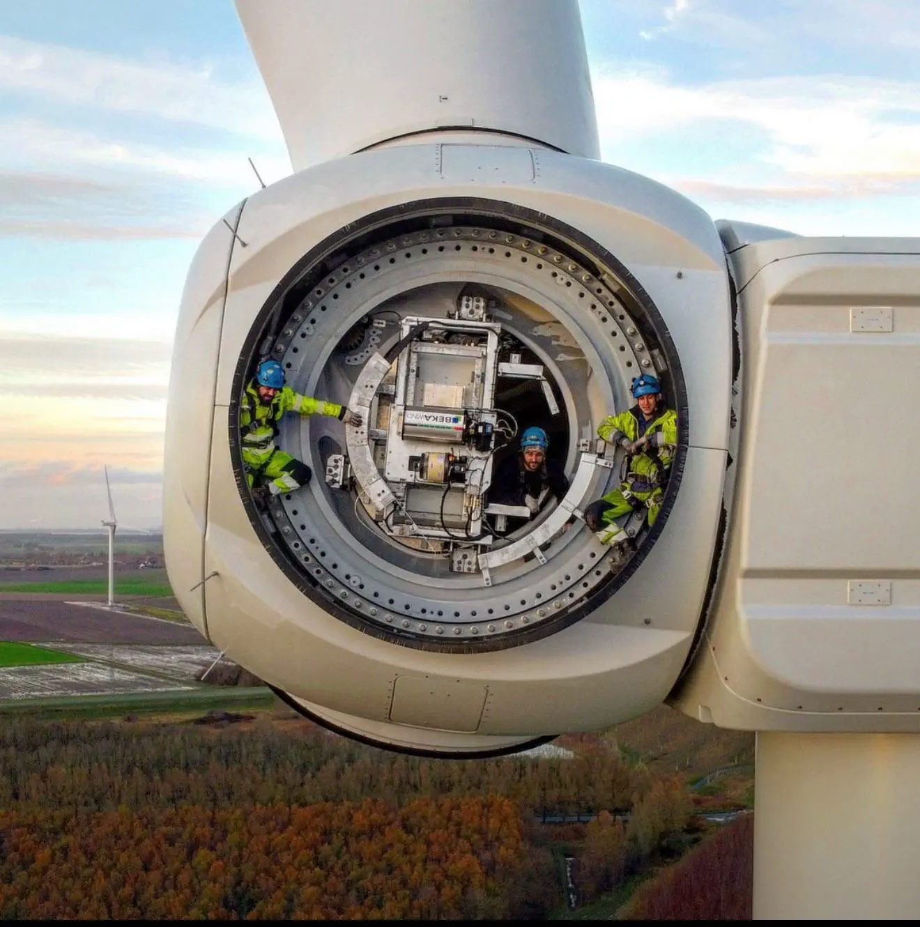 19 Mammoth Marvels That Are Too Big to Ignore! đ 29 Absolute Units of a wind turbine