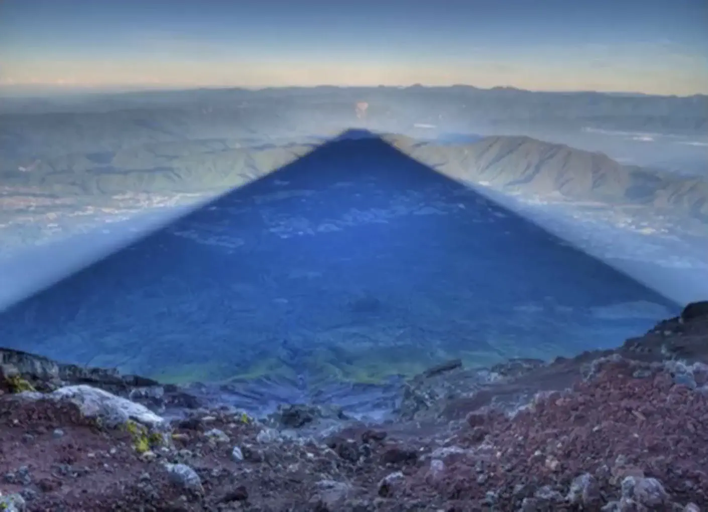 22 Absolute Beasts That Will Leave You in Awe! đŸđ„ 31 Absolute Units of Mt. Fujiâs 15 mile-long shadow