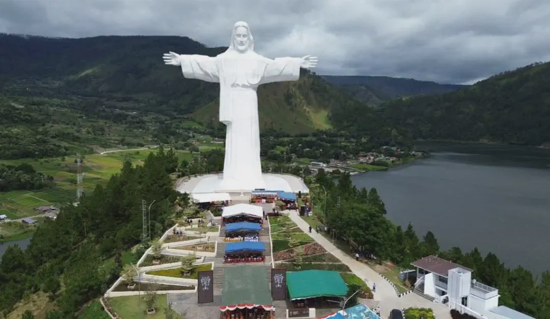 19 Mammoth Marvels That Are Too Big to Ignore! đ 25 Absolute Units of the tallest/biggest Jesus statue in the world in Indonesia (just unveiled on Sept 19) -- 61-metres