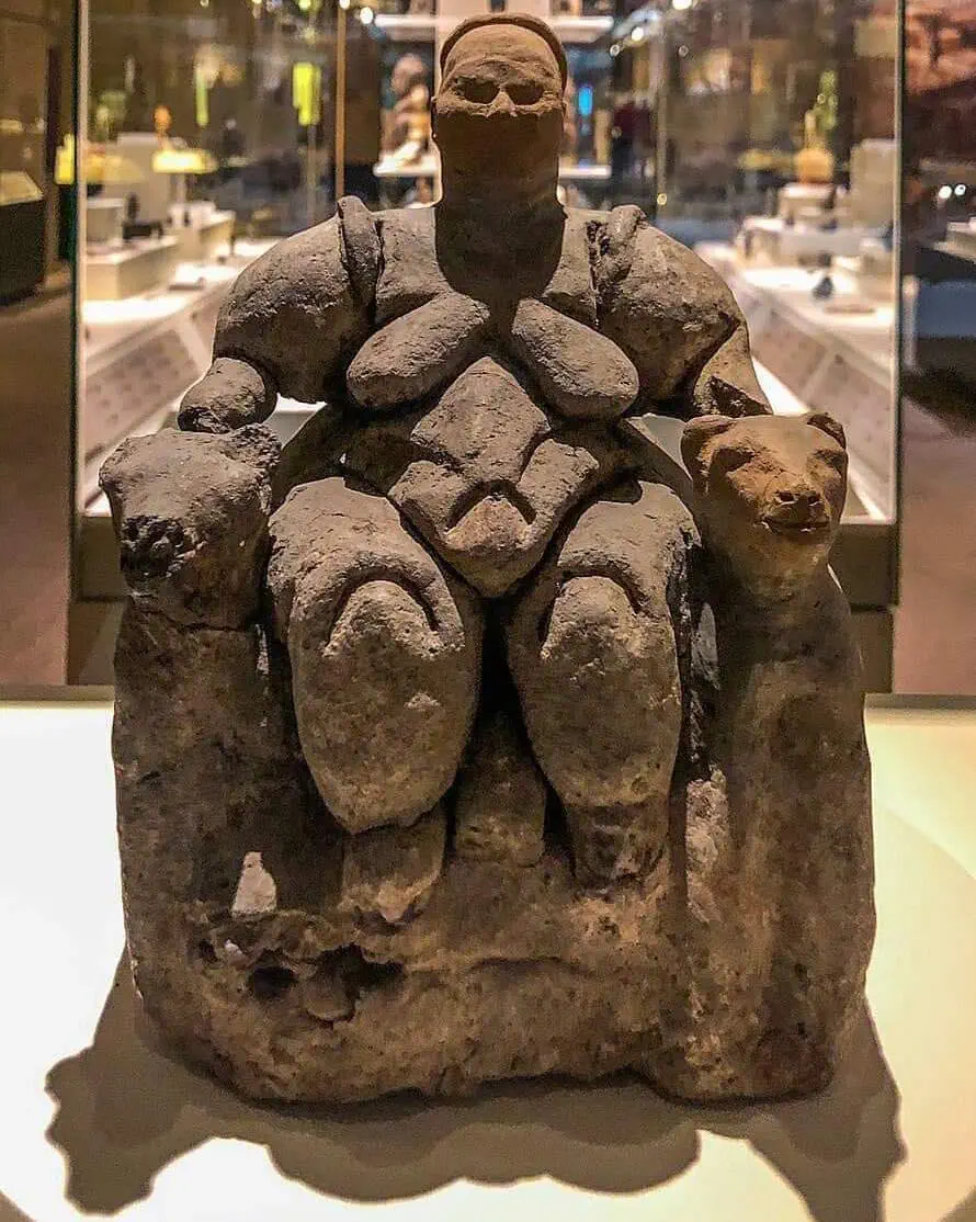 16 Absolute Units You Have to See ✨ 20 Absolute Units of this 8000 year-old nude Neolithic woman seating on her throne