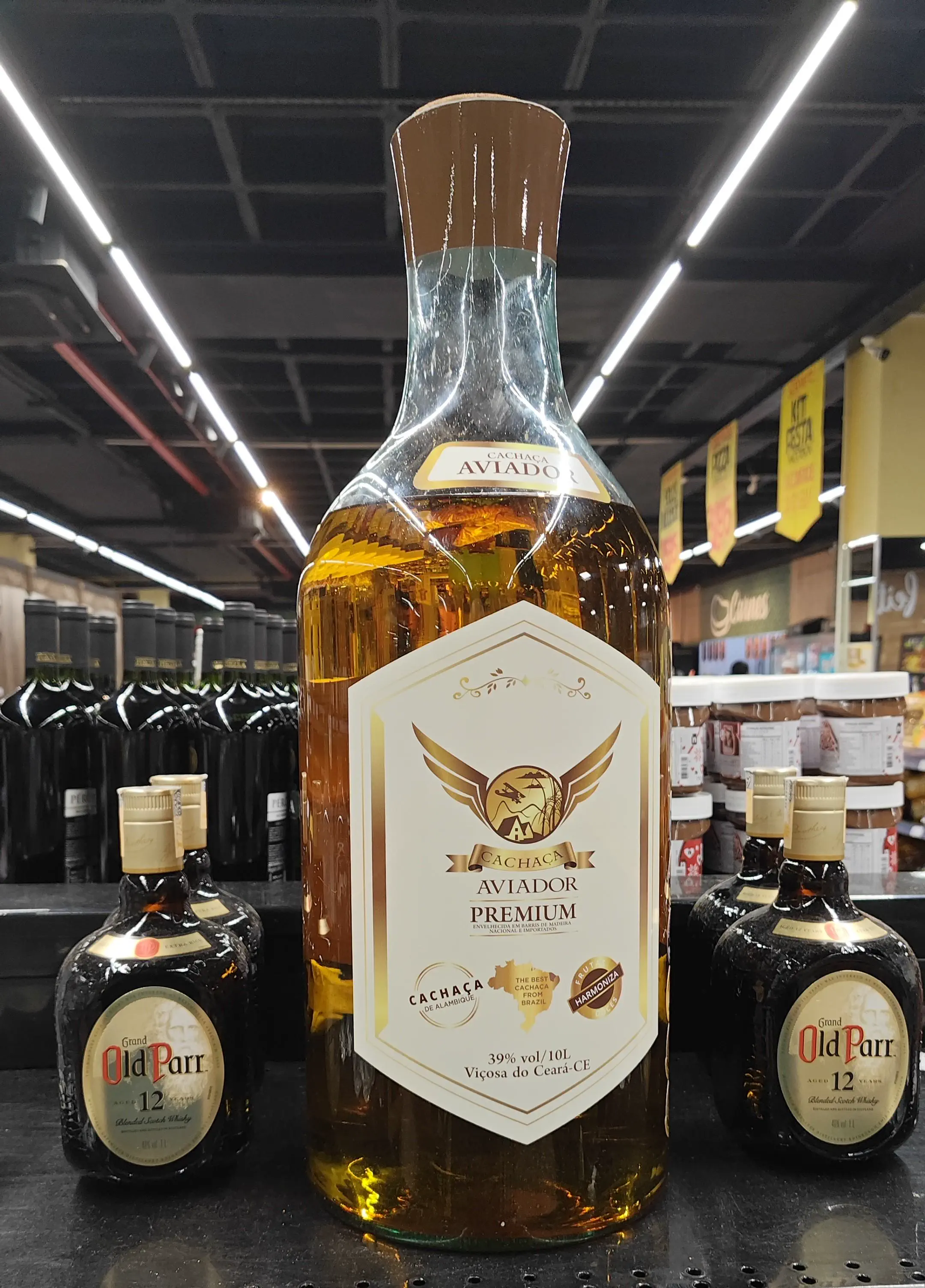 23 Remarkable Giants That Will Change Your Idea of 'Big' đ 37 Absolute Units of a bottle of cachaça