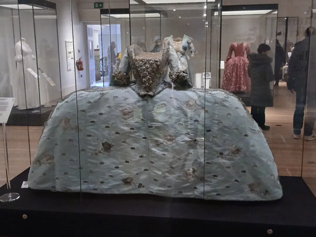 18 Enormous Oddities You Won't Believe Exist! đŠ 25 Absolute Units of a dress