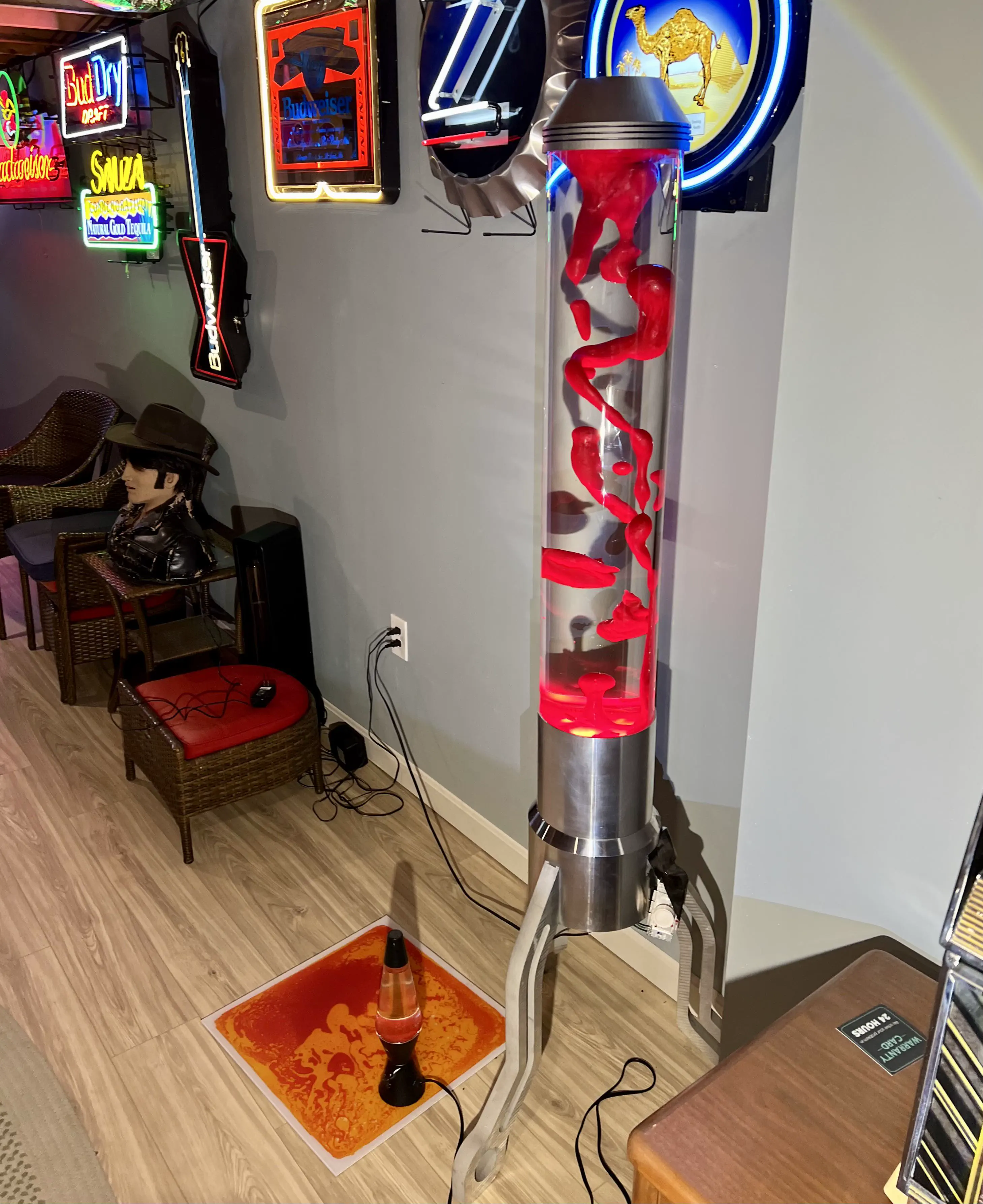14 Massive Oddities That Will Challenge Your Perception of Size! đ 25 Absolute Units of a lava lamp.