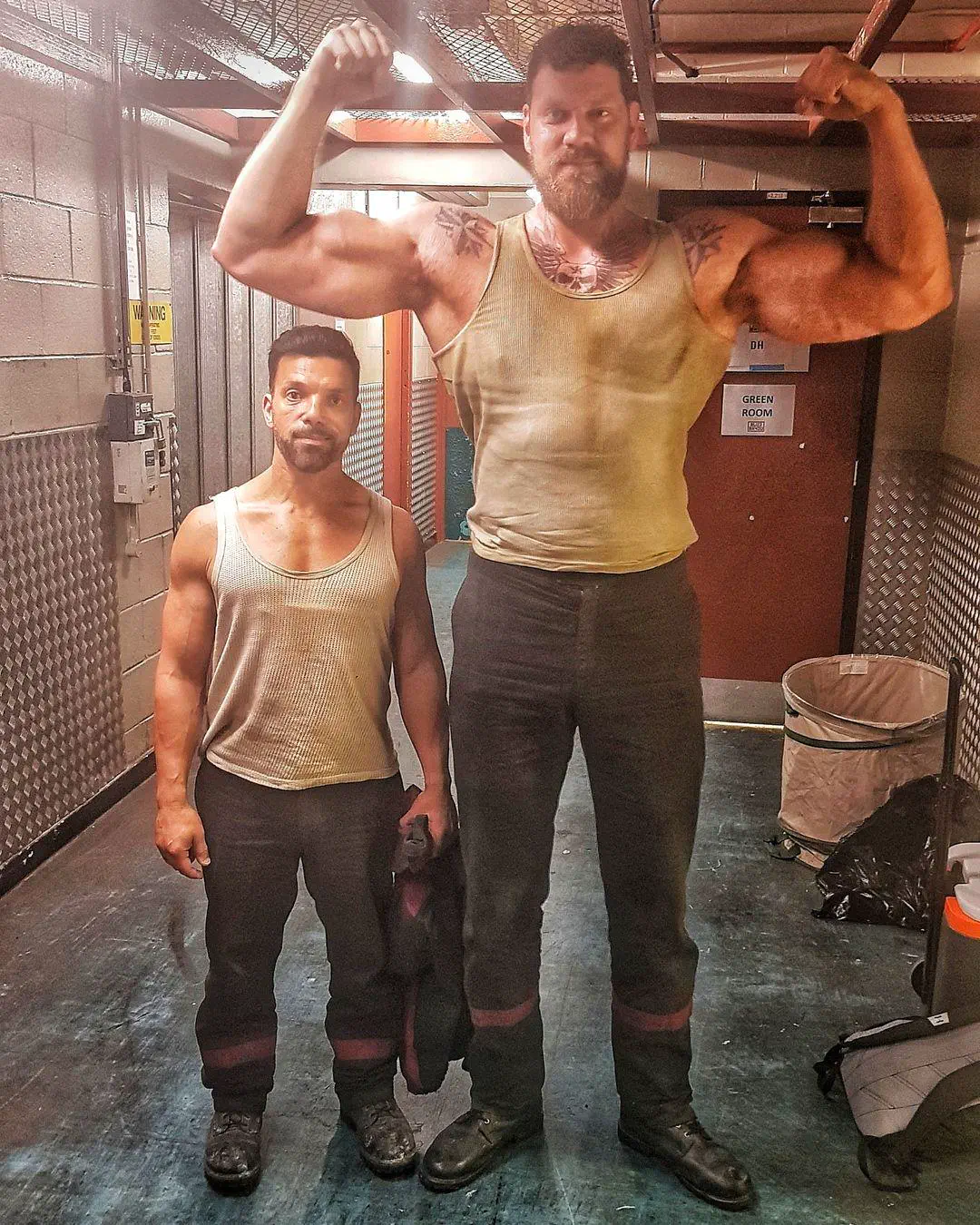 12 Mind-Blowing Absolute Units That Will Absolutely Amaze You! đ 22 Absolute Units of a man called the Dutch giant, Standing at 7.2 ft (218cm)