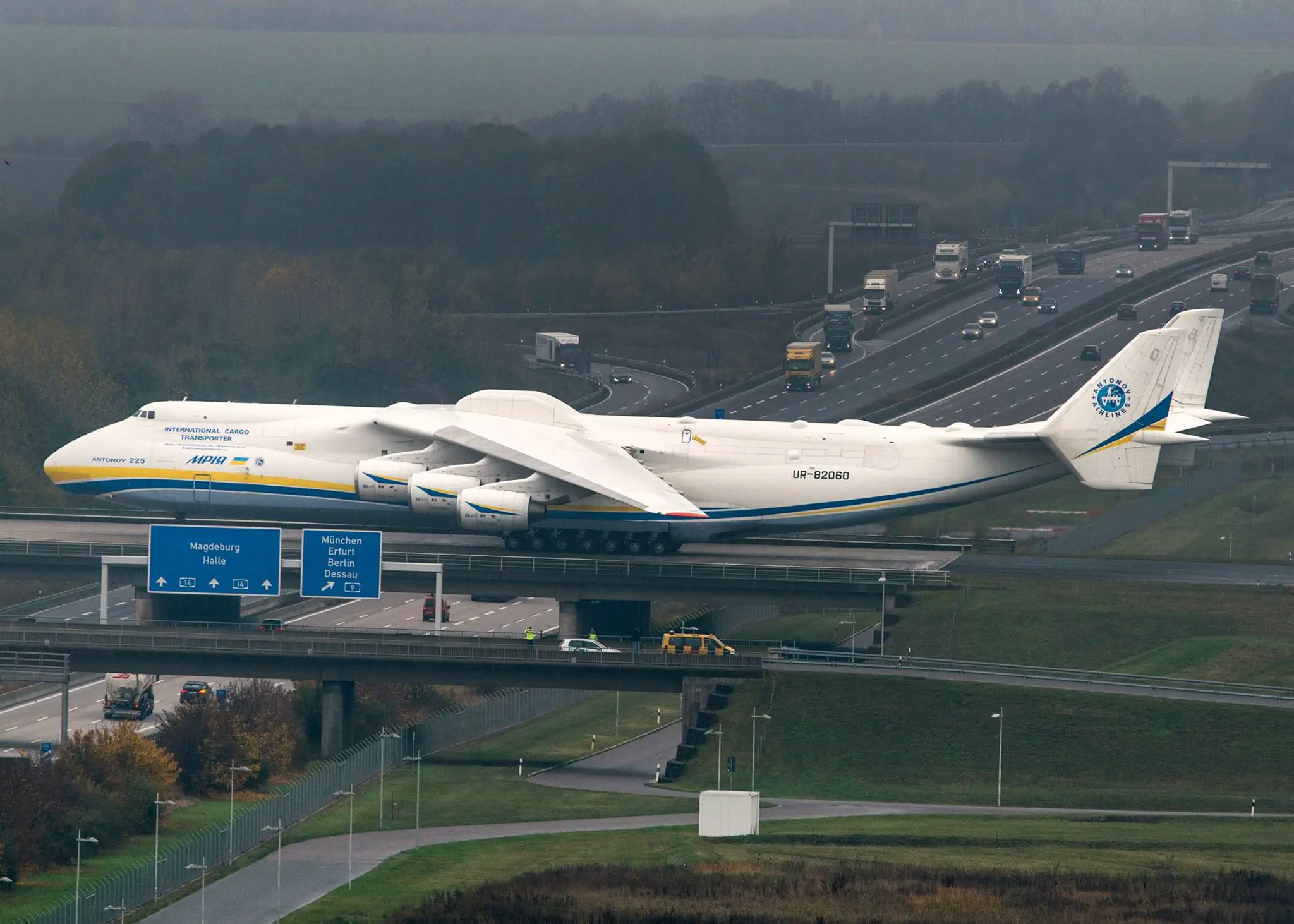 14 Massive Oddities That Will Challenge Your Perception of Size! đ 29 Absolute Units of a plane