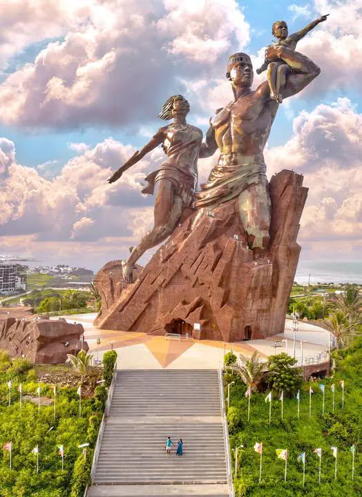 19 Absolutely Massive Oddities You Can't Miss! âĄđ» 40 Absolute Units of a Senegalese Statue