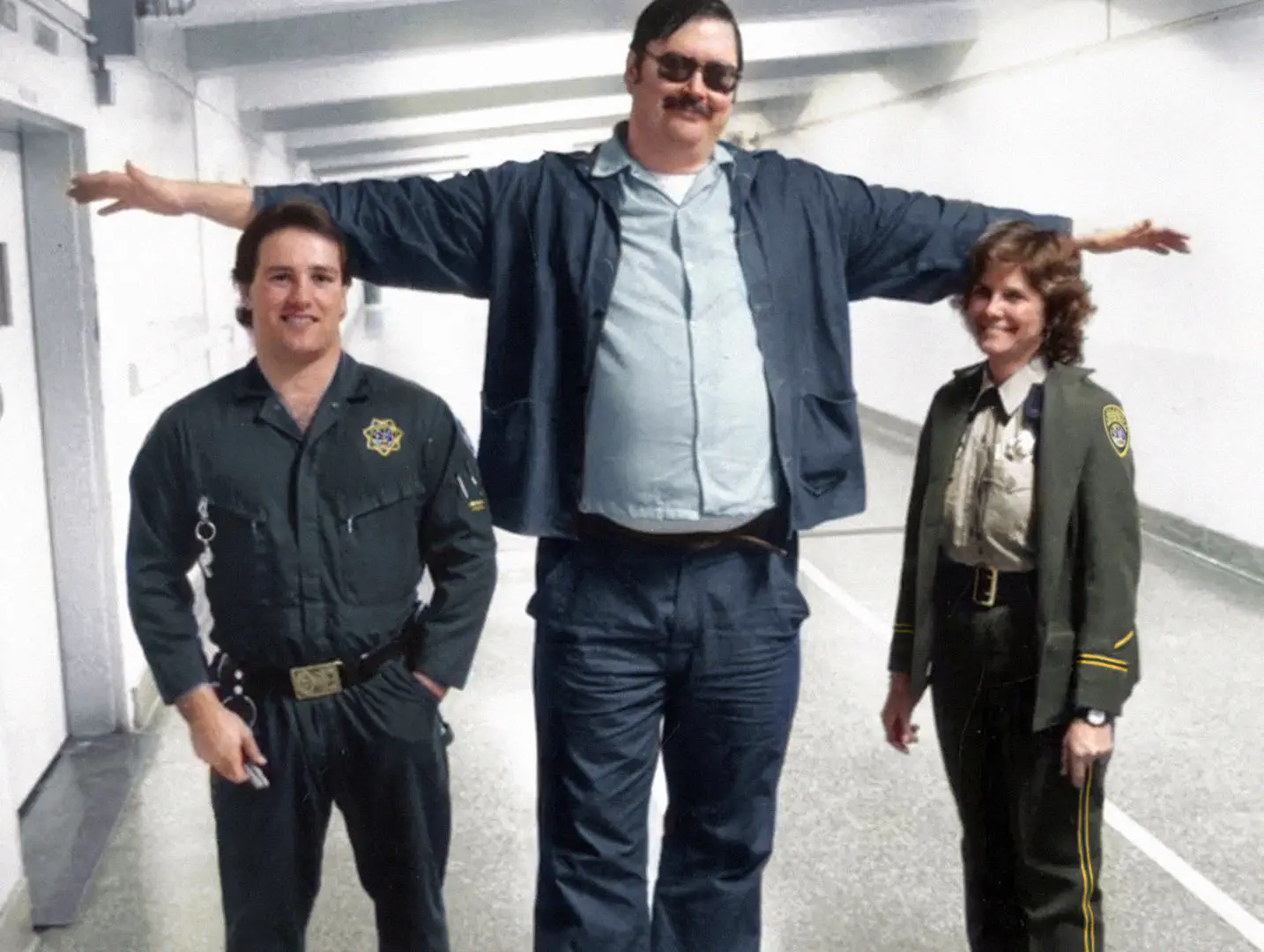 13 Extraordinary Absolute Units That Will Startle You! 🐾 27 Absolute Units of a serial killer. Ed Kemper standing with prison guards.