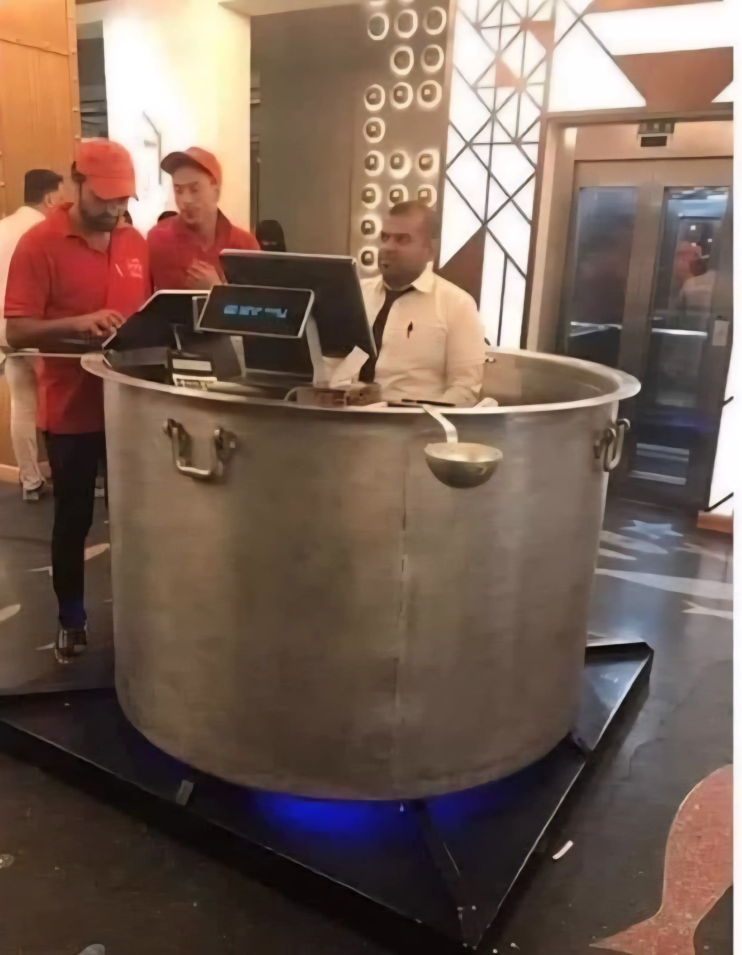 12 Massive Oddities That Will Change Your Perception of Size! 🐻😲 20 Absolute Units of a soup pot