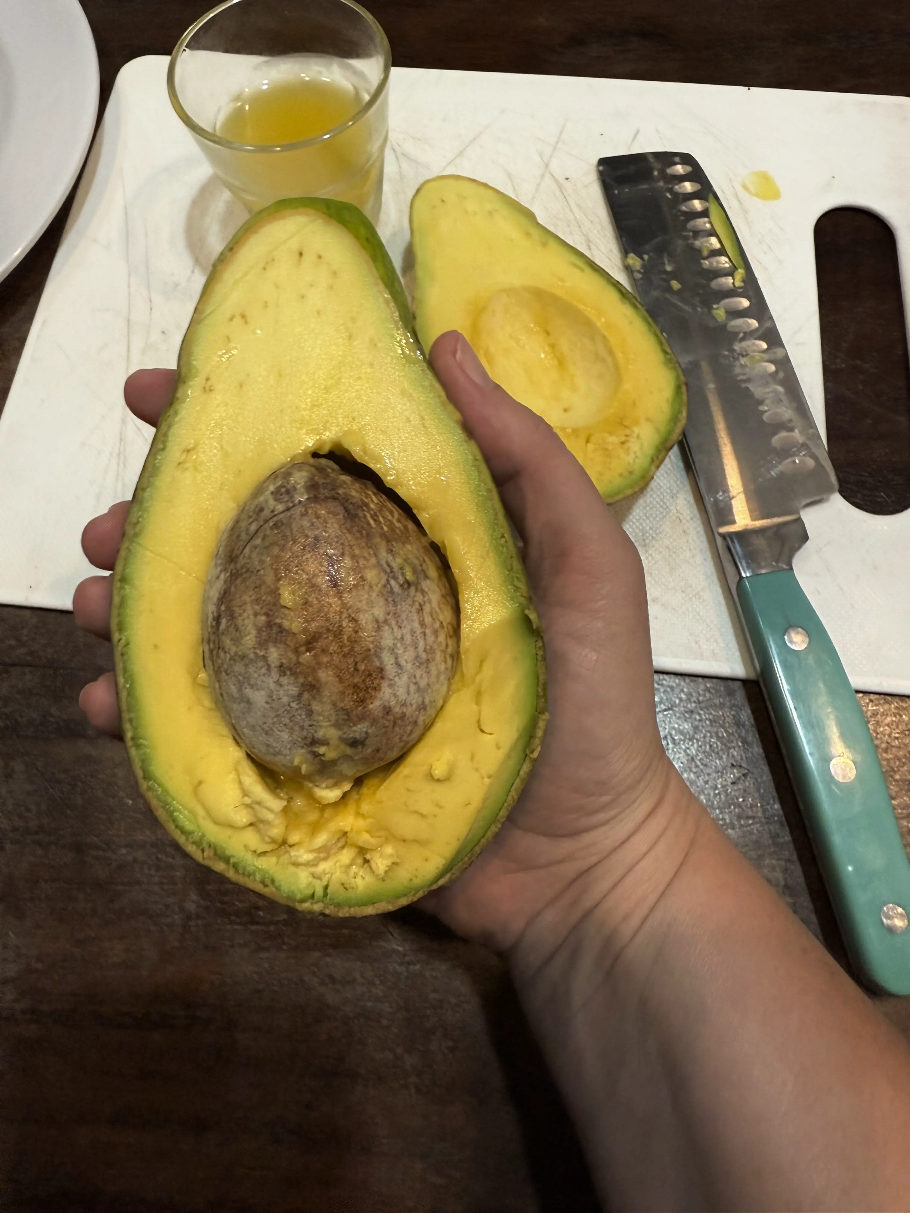 12 Over-The-Top Absolute Units That Will Take Your Breath Away! đ 22 Absolute Units of an avocado
