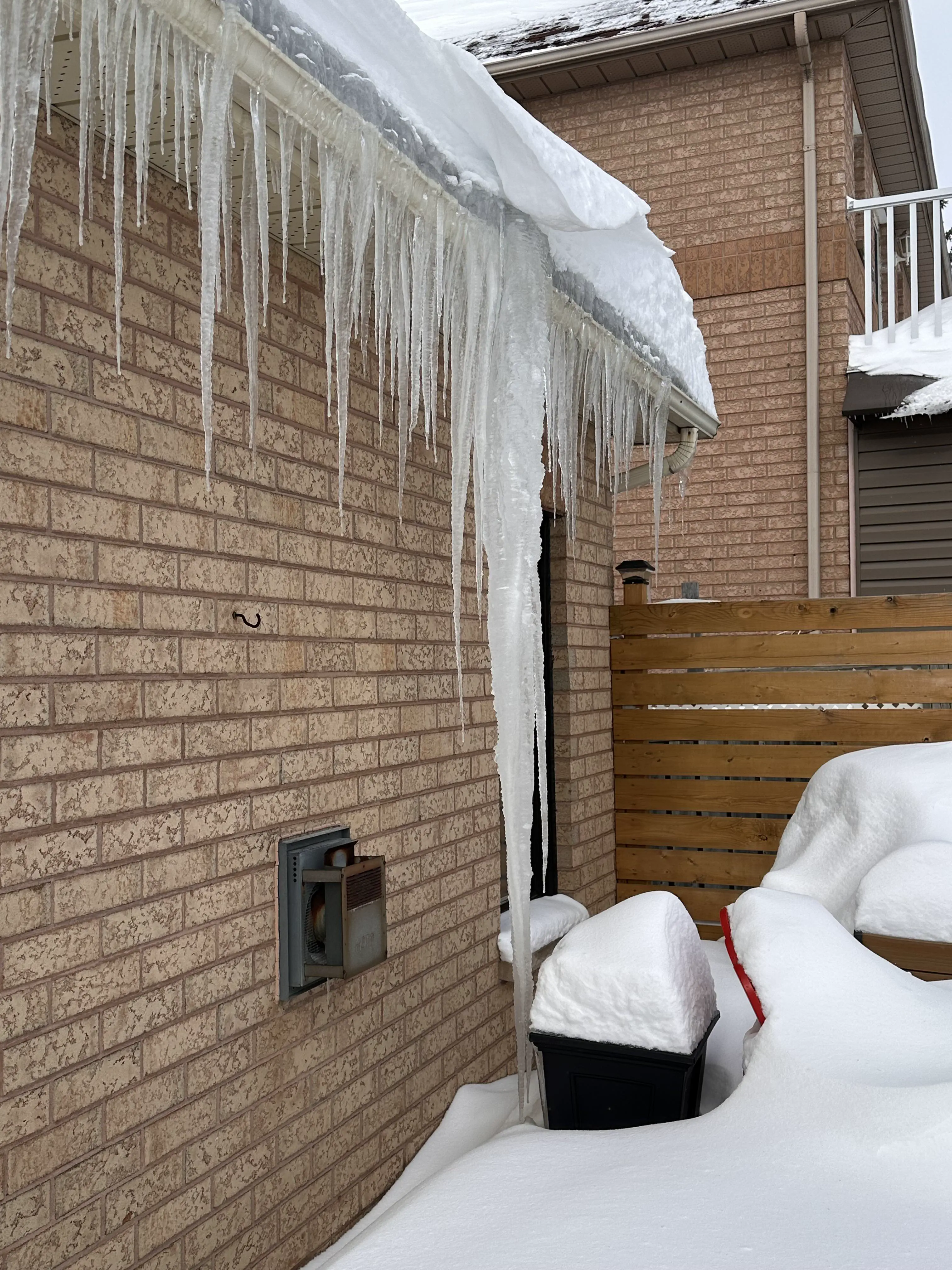 19 Absolutely Massive Oddities You Can't Miss! âĄđ» 42 Absolute Units of an icicle