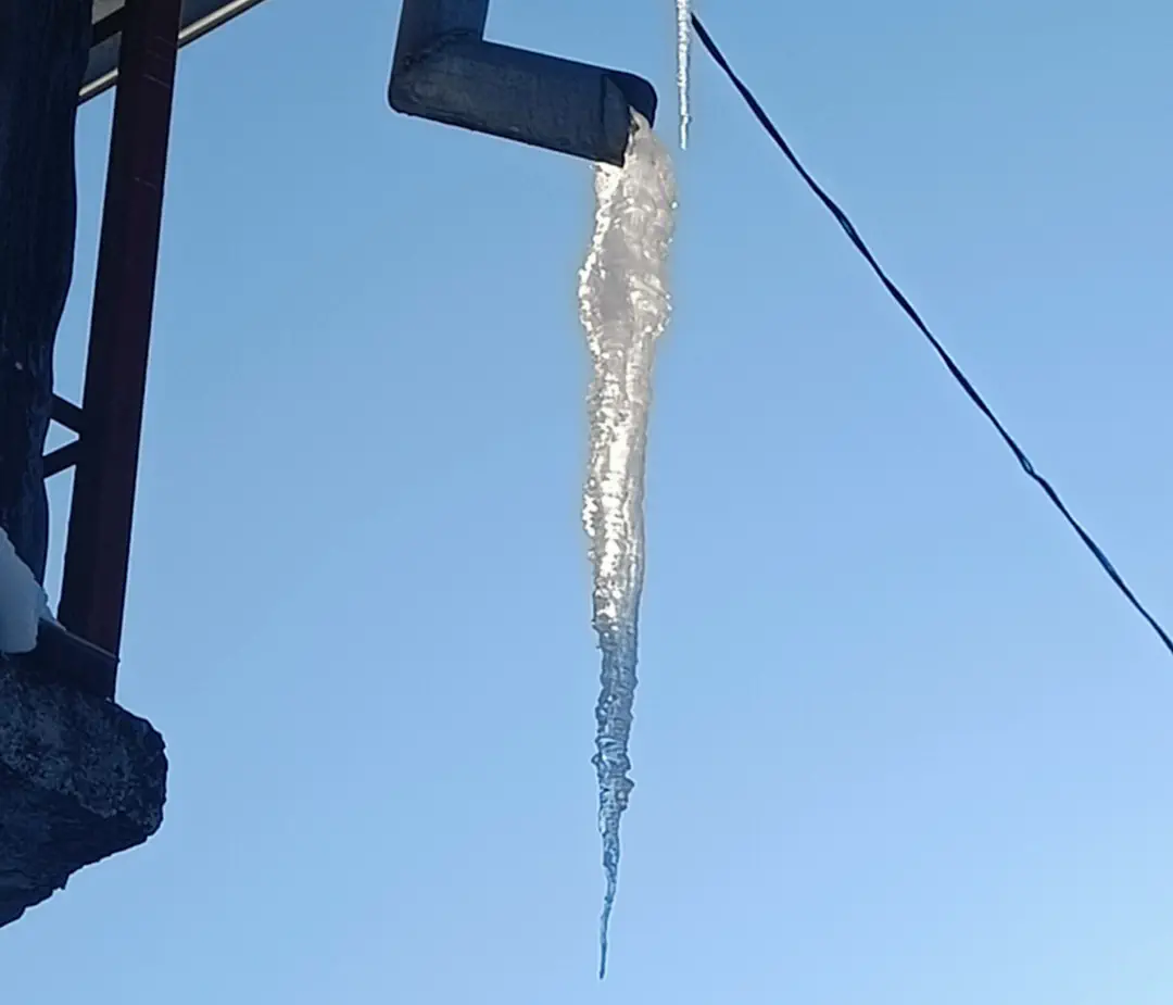 23 Outrageously Large Wonders You Must See! đđ 46 Absolute Units of an icicle