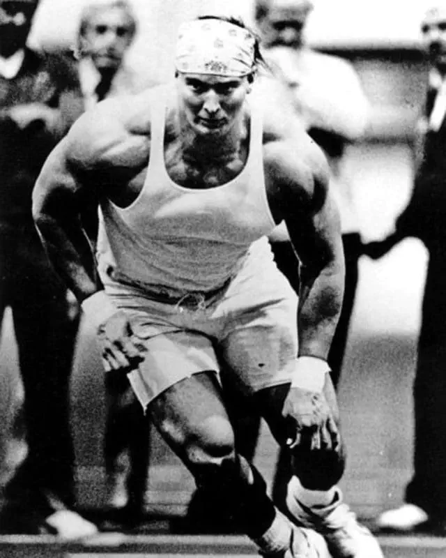 19 Monstrous Marvels That Challenge Your Perception of Size! 🦙🔍 22 Absolute Units of Tony Mandarich, bench pressed 225 for 39 reps, long jumped 10'3, leaped 30” vertically, and ran a 4.65 40 yard dash at 6'6 330 lbs.