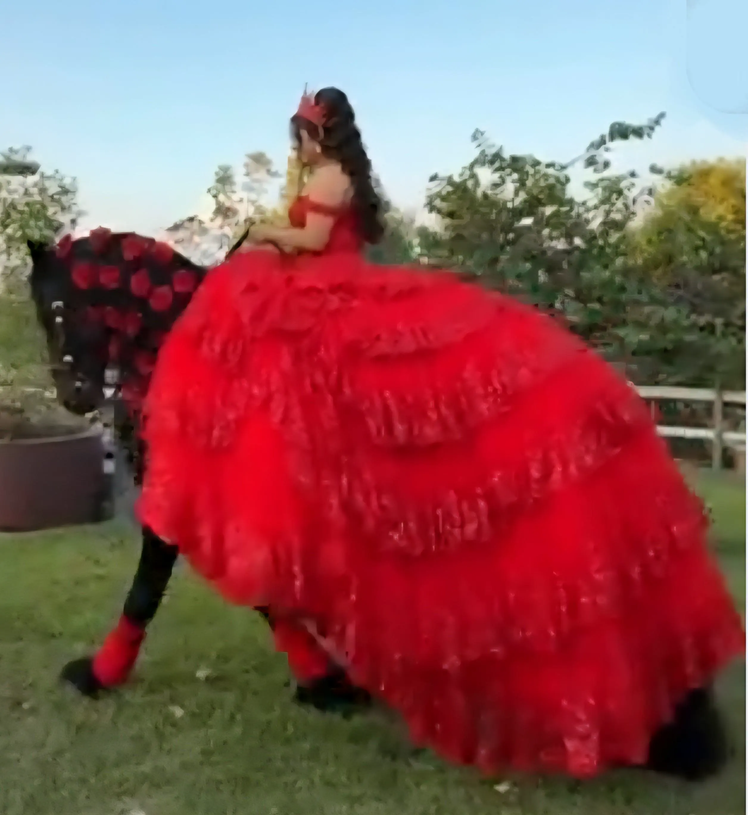 10 Colossal Creatures That Will Leave You Speechless! đ» 17 Absolute Units of a Riding Dress