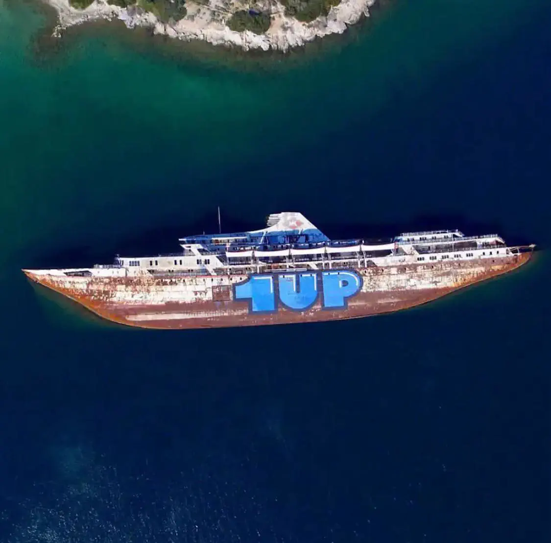 9 Uncommon Oddities That Are Surprisingly Huge! đâš 16 Absolute Units of a graffiti tag.