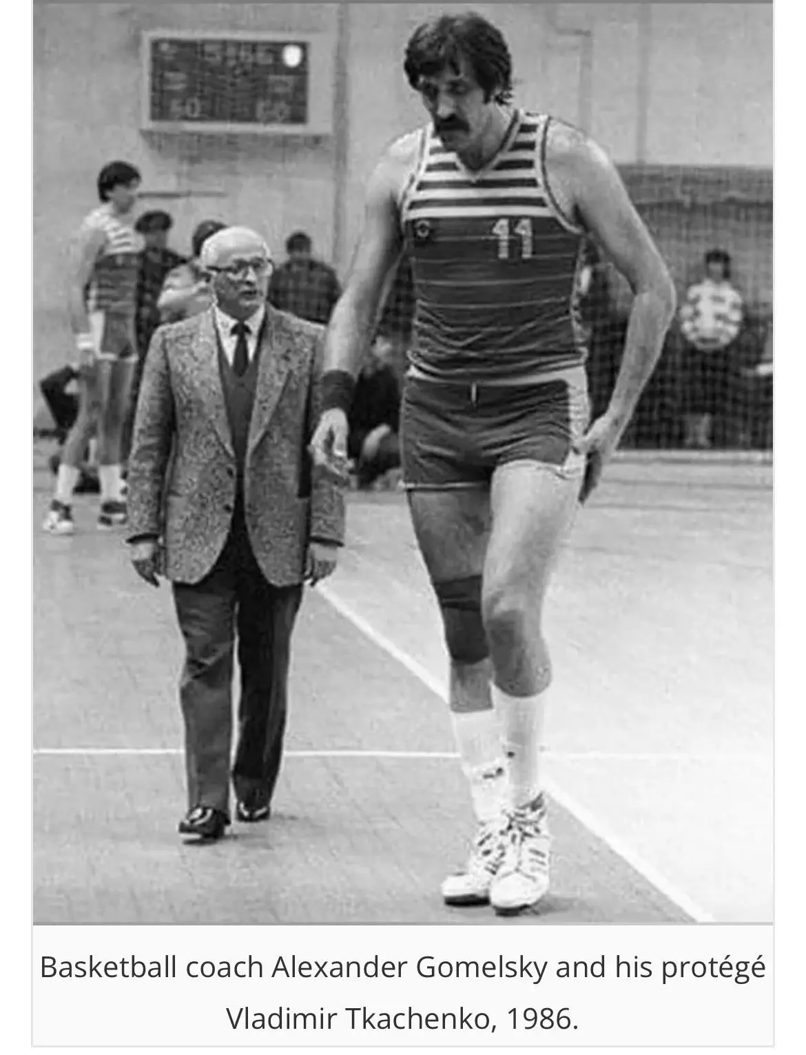 12 Insanely Large Oddities That Will Leave You Amazed! đ€ŻđŸ 28 Absolute Units of a protege (Basketball coach Alexander Gomelsky and his protĂ©gĂ© Vladimir Tkachenko, 1986.)