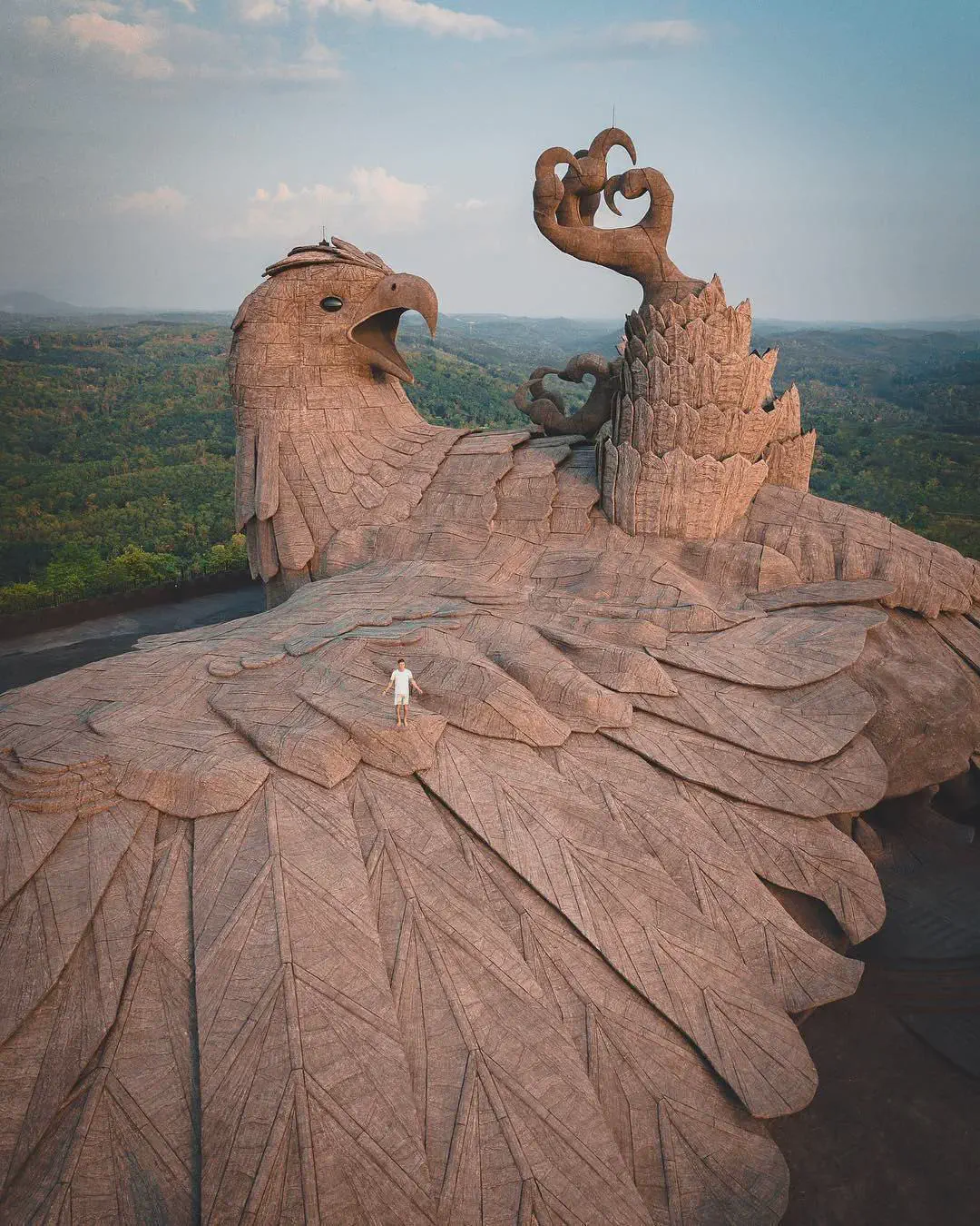 14 Incredible Oddities That Will Challenge Your View of Size! đŠđ€Ż 20 Absolute Units of a sculpture (Jadayupara, the largest avian sculpture in the world)