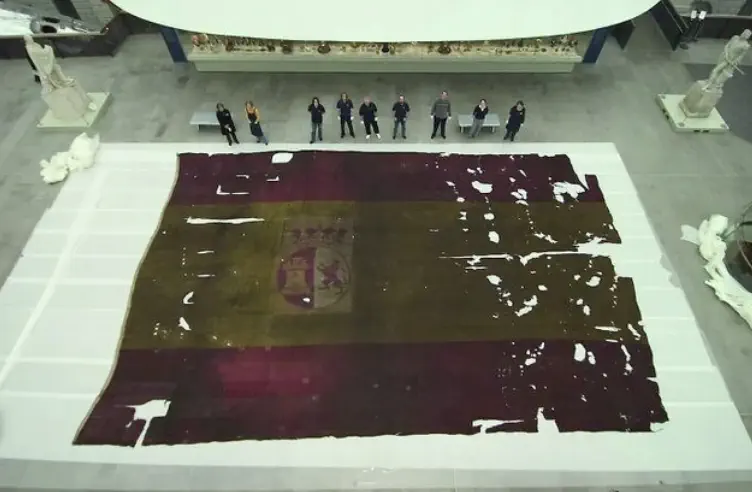 13 Remarkable Oddities That Will Challenge Your View of Size! đŠđ 16 Absolute Units of a Spanish flag