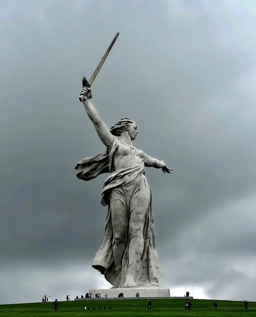 12 Unforgettable Oddities That Will Challenge Your Perception! đ€Ż 14 absolute units of a statue in russia