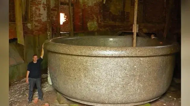 10 Unbelievable Oddities That Redefine 'Massive'! đ„đ 21 Absolute Units of a bathub.