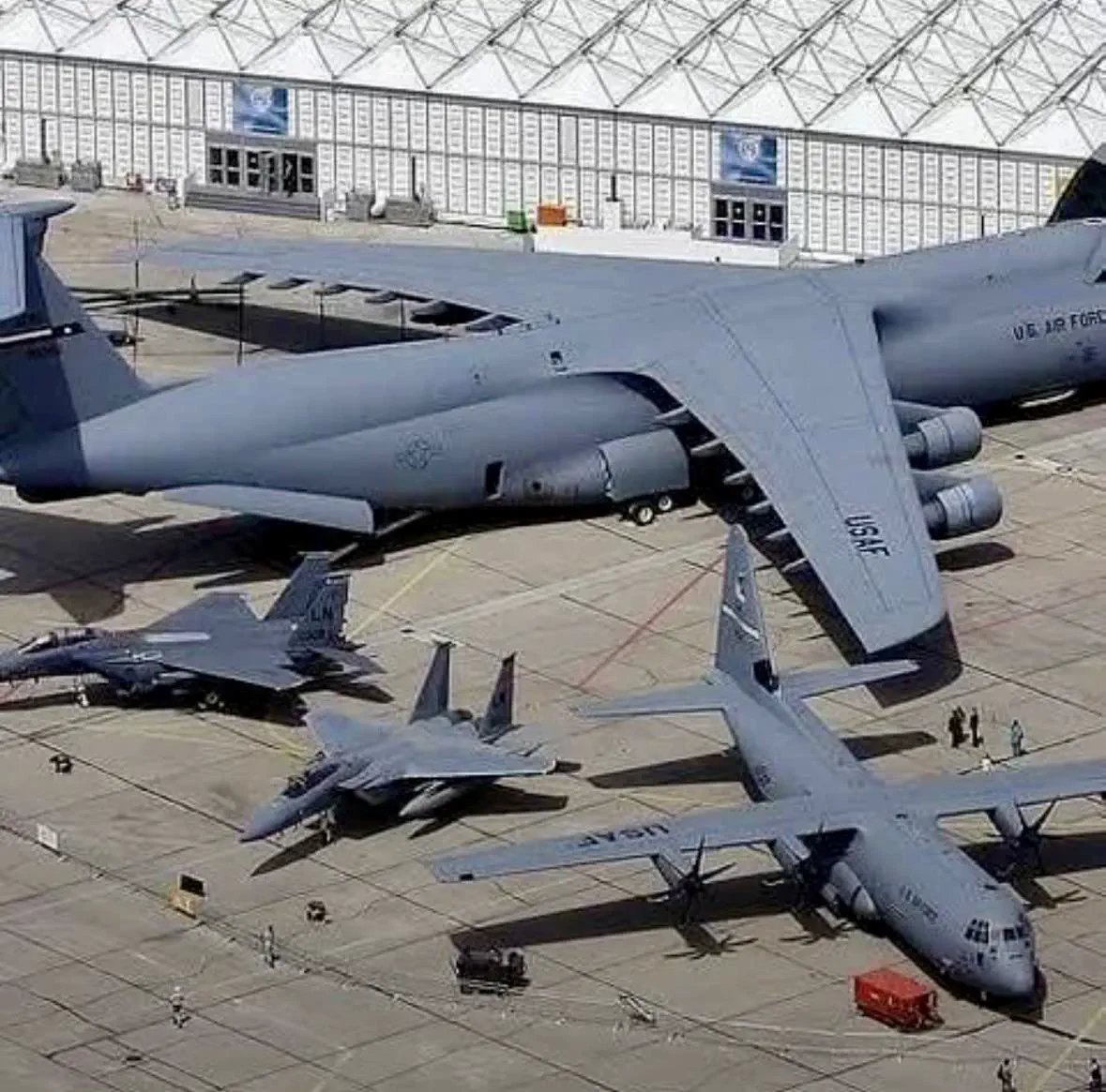 9 Unbelievably Large Oddities That Will Leave You Awestruck! đ 12 Absolute Units of A C-5 Next To A C-130 And Some Fighter Jets