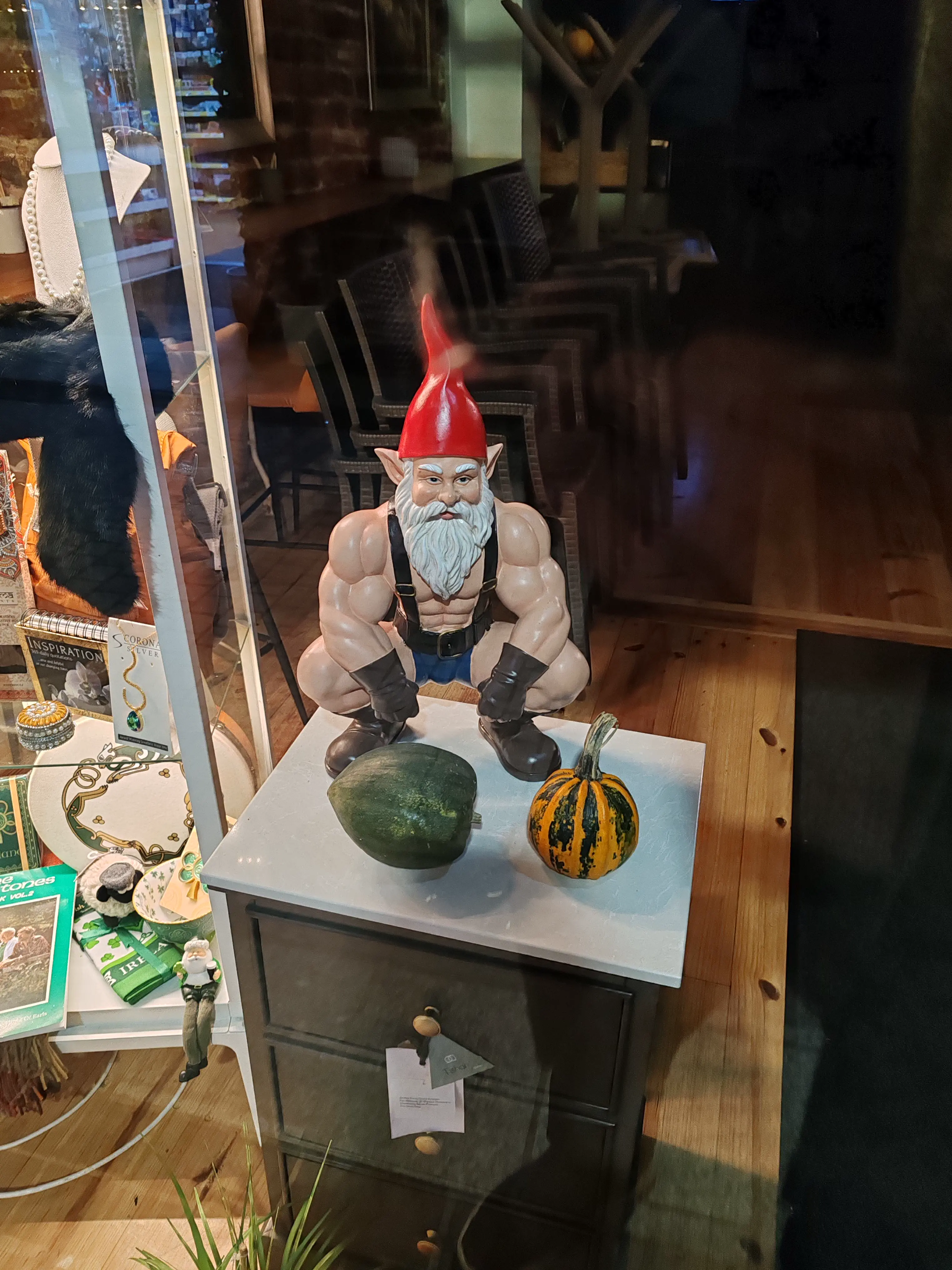 Discover 8 Spectacular Giants You Won't Believe Exist! đ 11 Absolute Units of a garden gnome