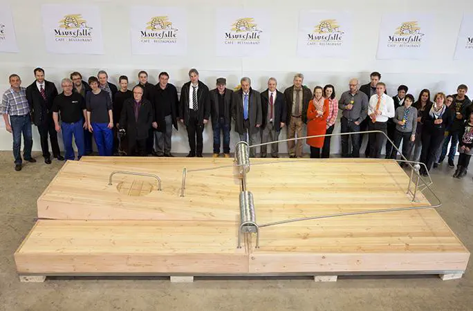 16 Jaw-Dropping Oddities That Defy Size Expectations! đ€Żđ 33 Absolute Units of mousetrap/whatever they're trying to trap