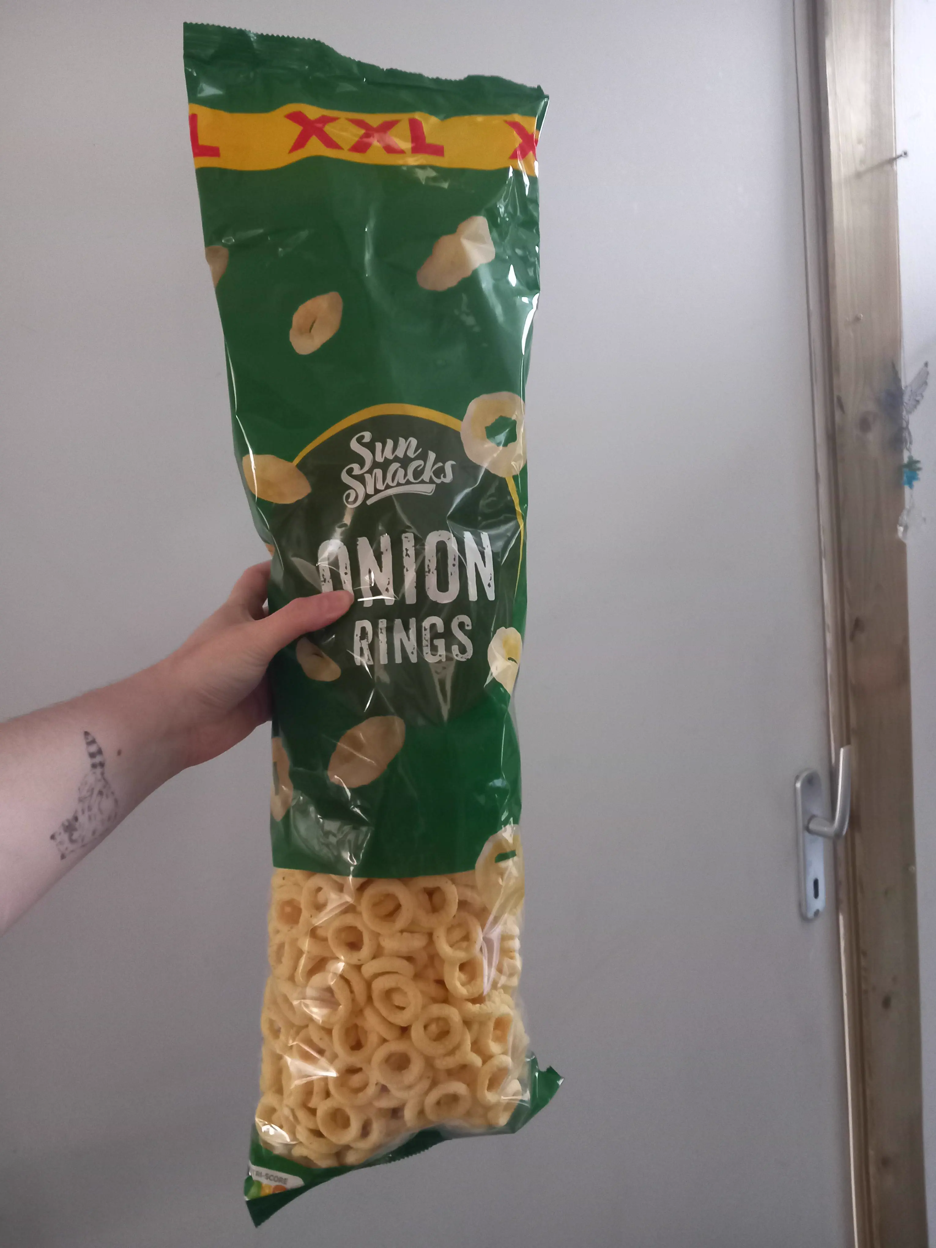 15 Mind-Blowing Oddities That Defy Size Expectations! 🔍🤯 23 Absolute Units of a bag of onion rings