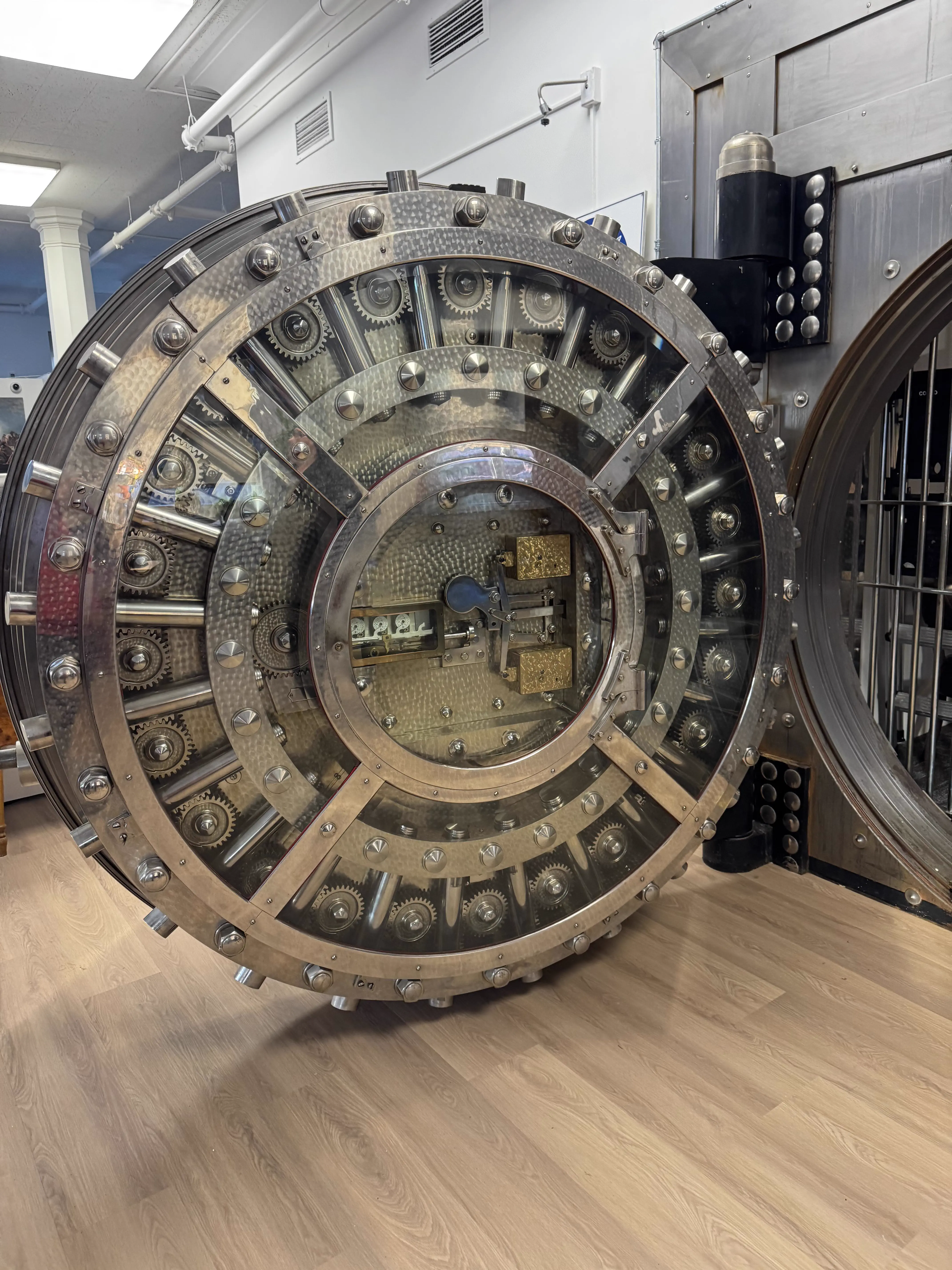 10 Colossal Absolute Units That Will Take Your Breath Away! đ 13 Absolute Units of a bank vault door.