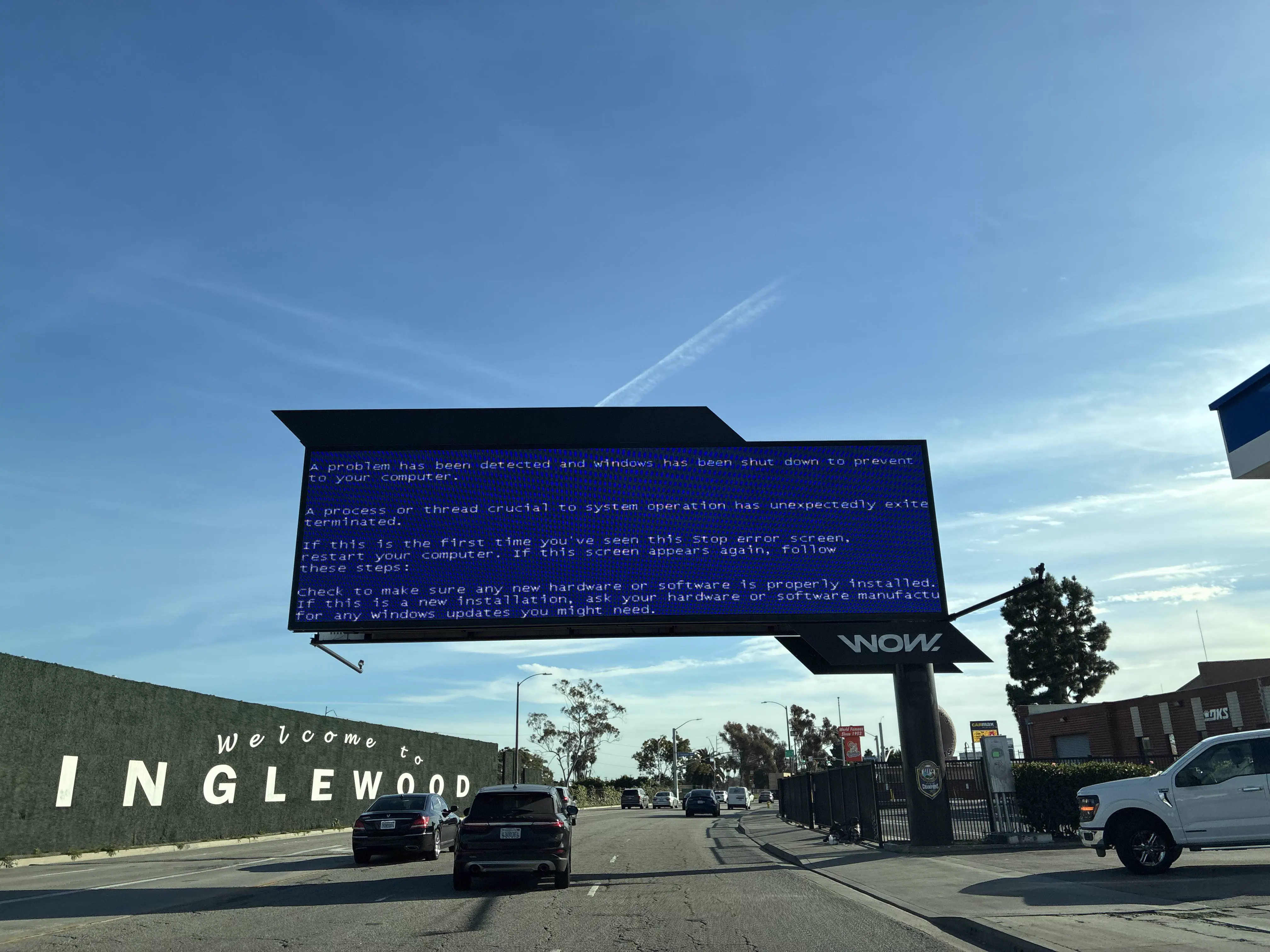 Nobody Was Ready for These 10 Absolute Units đ« 16 Absolute units of a giant blue screen of death on a massive display