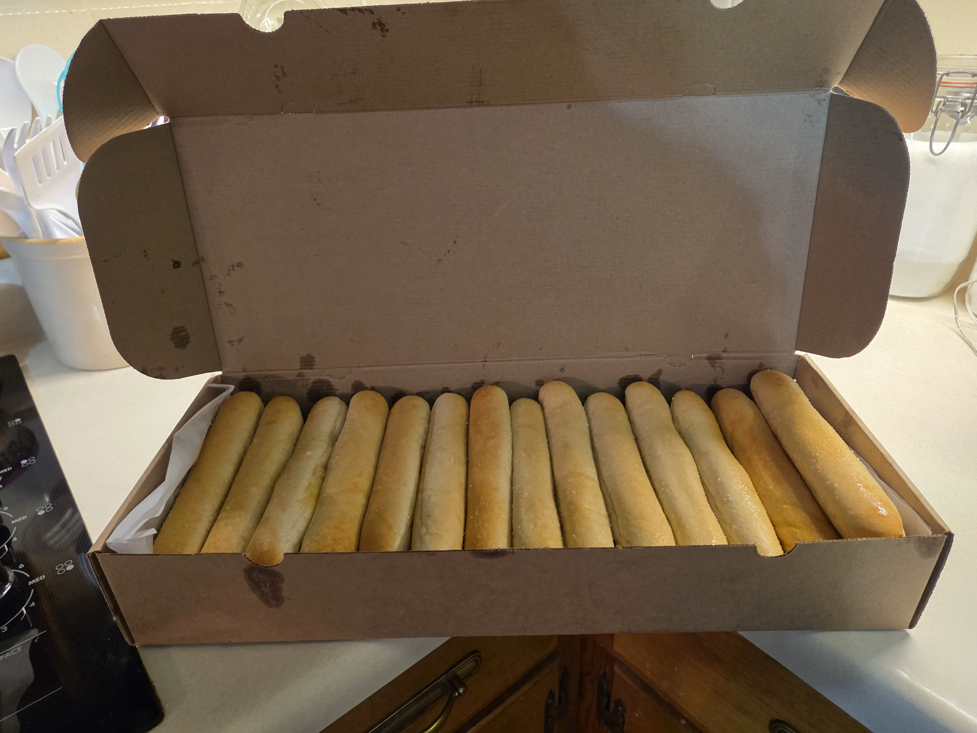 13 Massive Oddities That Will Leave You in Awe! đ„ 16 Absolute Units of a box of Olive Garden breadsticks