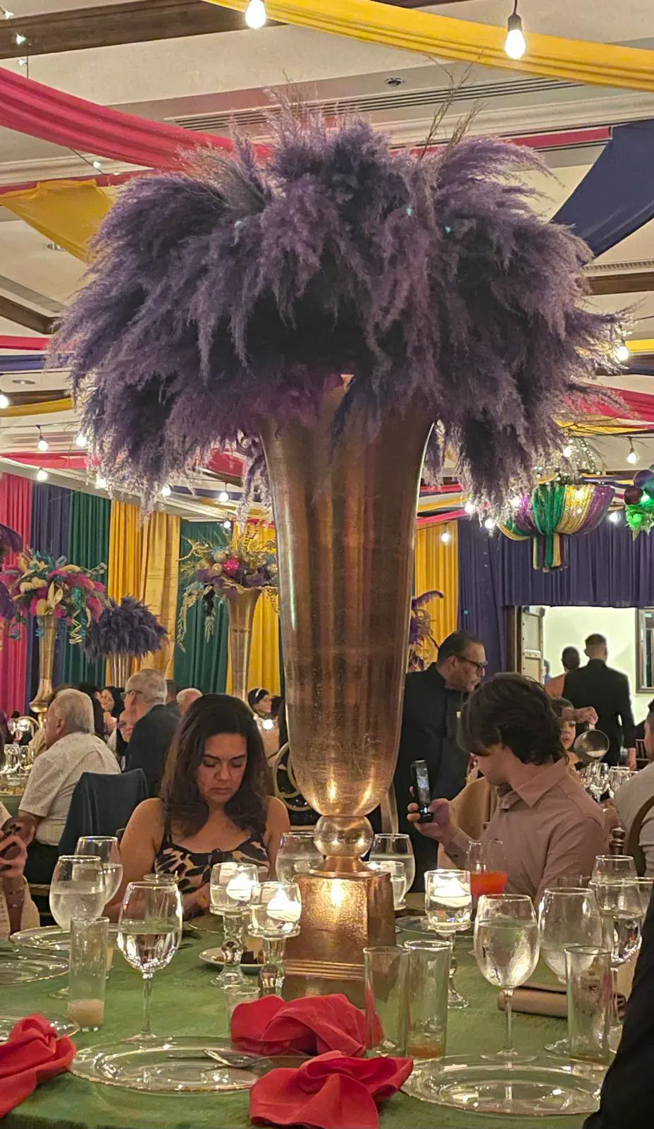 Unveiling 11 Unbelievable Oddities That Defy Size Norms! đđ 22 Absolute Units of a centrepiece at my hotelâs New Year party